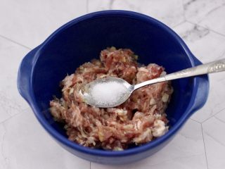 6、虾仁肉靡酿苦瓜,把绞碎的猪肉和海虾馅，放入一个大一点的容器里，加入适量的盐和料酒调味。