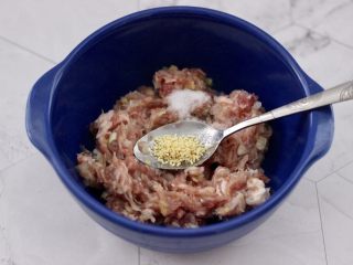 7、虾仁肉靡酿苦瓜,加入鸡精增加口感。