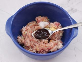 8、虾仁肉靡酿苦瓜,再倒入蚝油调味调色。