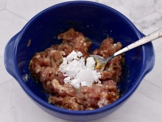 9、虾仁肉靡酿苦瓜,加入淀粉，这样做出来的馅料，鲜嫩爽滑可口。