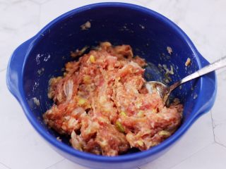 10、虾仁肉靡酿苦瓜,把所有的食材搅拌均匀即可。