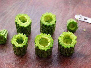 12、虾仁肉靡酿苦瓜,用小勺把苦瓜的籽去掉不要。