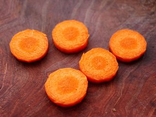 13、虾仁肉靡酿苦瓜,胡萝卜洗净后，去皮用刀切成薄片。