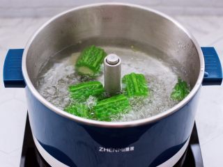 14、虾仁肉靡酿苦瓜,“臻米”升降火锅，倒入适量的清水，加入少许盐和几滴花生油烧开后，把苦瓜进行焯水，变色即可捞出沥干水分。