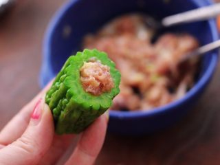 15、虾仁肉靡酿苦瓜,焯过水的苦瓜，放入适量的馅料。