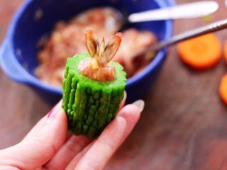 16、虾仁肉靡酿苦瓜,把虾尾插在上面就可以了。