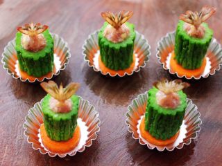 17、虾仁肉靡酿苦瓜,依次做完所有的苦瓜，放到蛋挞模具里。