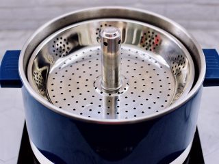 18、虾仁肉靡酿苦瓜,锅中倒入适量的清水，启动升降火锅的升降模式。