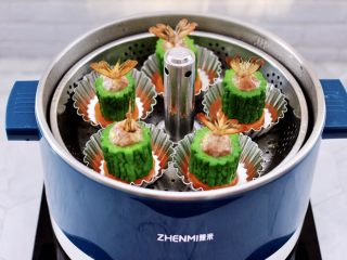 19、虾仁肉靡酿苦瓜,把做好的虾仁肉靡酿苦瓜，放入升降火锅中。