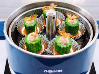 21、虾仁肉靡酿苦瓜,颜值担当又营养丰富的虾仁肉靡酿苦瓜出锅咯。