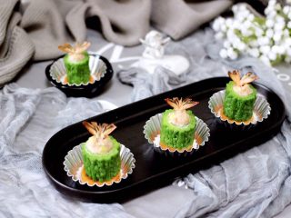 23、虾仁肉靡酿苦瓜,清火解毒明目又营养。