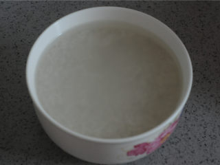 1、糯米肉丸,糯米洗干净，用清水泡发一晚上