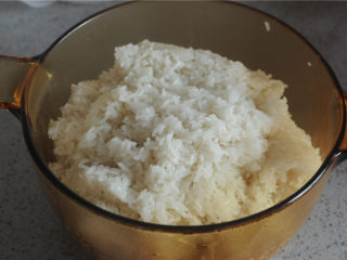 2、糯米肉丸,泡好的米放在电饭锅里蒸熟