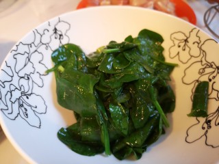 4、虾丸菠菜汤,烫两分钟，捞出控干水分。