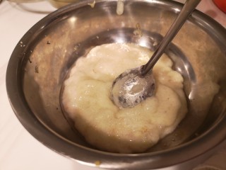 7、虾丸菠菜汤,把搅拌的虾泥盛出。