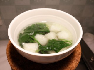 11、虾丸菠菜汤,加入盐，香油，就可以盛出来享用了。