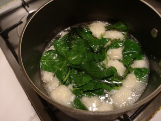 10、虾丸菠菜汤,再开之后下入菠菜。