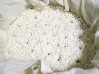 3、自制酒酿（酸奶机版）,将糯米再次洗净，控干水分；蒸锅垫上蒸布，将糯米铺在蒸布上，再在糯米上扎些洞；