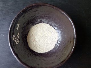 7、自制酒酿（酸奶机版）,甜酒曲碾成粉末状；