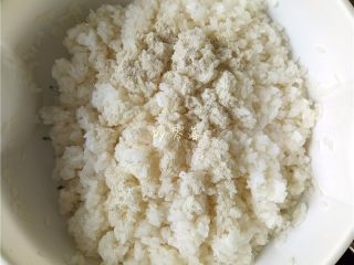 9、自制酒酿（酸奶机版）,放入2/3甜酒曲；