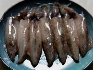 1、麻辣鲜香小鱿鱼,新鲜小管鱿鱼