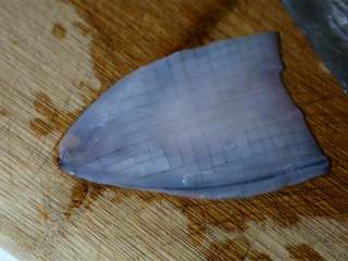 4、麻辣鲜香小鱿鱼,切花刀，可十字切，也可以菱形切。