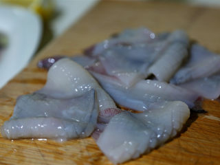 5、麻辣鲜香小鱿鱼,切好