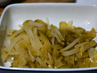 7、麻辣鲜香小鱿鱼,榨菜头切丝，水泡去盐，要不会太咸。