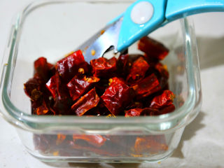 8、麻辣鲜香小鱿鱼,干辣椒剪成1CM左右的段。