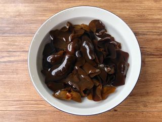 1、凉拌莴笋木耳,木耳洗净放入碗里，加入一勺白糖，再加入清水，浸泡15分钟，再清洗干净即可，这是快速泡发木耳的方法。