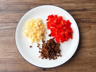 2、凉拌莴笋木耳,蒜头去皮洗净切末，红辣椒洗净切末，花椒冲洗干净待用。