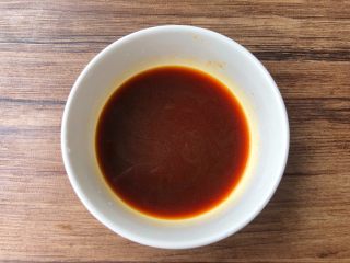 4、凉拌莴笋木耳,取一个小碗，加入适量盐，一勺生抽，二勺白醋，少许白糖，少许鸡精搅拌均匀待用。