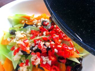 8、凉拌莴笋木耳,再把油浇到辣椒和蒜末上即可。