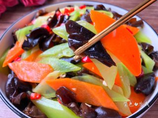 9、凉拌莴笋木耳,用筷子搅拌均匀，盛到碗里即可，美味的凉拌莴笋木耳做好了，超级的开胃哦。