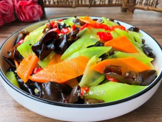 10、凉拌莴笋木耳,成品图二