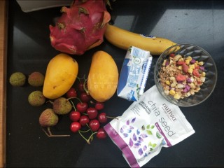 1、芒果思慕雪,所需食材：芒果，香蕉，酸奶是必须的。其他可以随意准备自己喜欢吃的水果或配料。我准备了樱桃，火龙果，荔枝，即食水果麦片，还有奇亚籽。芒果不要买太软的，酸奶用稠酸奶，我用的安慕希，也可以用自制酸奶。