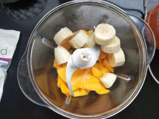 4、芒果思慕雪,把芒果，香蕉倒进搅拌机里。