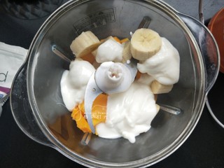 5、芒果思慕雪,再加半盒酸奶，不是一整盒。