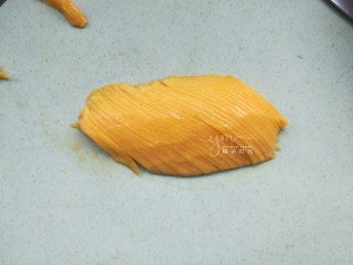 7、芒果思慕雪,剩下的一半芒果斜刀切成薄片，切厚了卷花容易断。