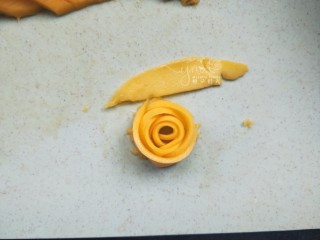 8、芒果思慕雪,最里面的一片卷起来，然后外围的就一片一片的围起来。