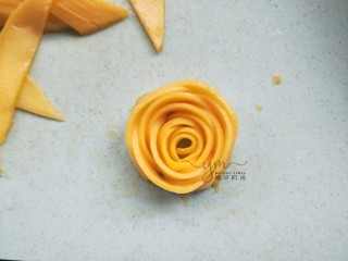 9、芒果思慕雪,最后围成一朵玫瑰花的样子。