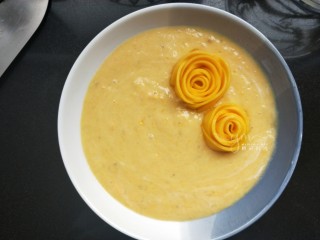 10、芒果思慕雪,能做两朵花。然后摆放在芒果糊上面。芒果糊很稠。不会沉下去的。