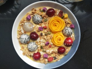 13、芒果思慕雪,然后把空隙处都撒上麦片。