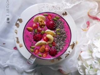 17、芒果思慕雪,如果把主材料芒果换成红心火龙果。做出来就是玫红色的思慕雪。