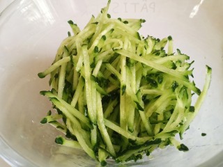 2、手撕鸡胸肉,这个时候准备其他食材。黄瓜切丝