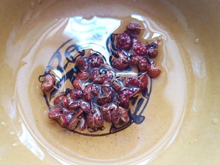 6、手撕鸡胸肉,另起一个锅，倒入少许油，放入花椒，炒出香味立马关火，倒出。花椒撇出留油备用