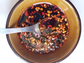 7、手撕鸡胸肉,辣椒油里加入老抽，生抽，盐，糖，芝麻（没有可不加）