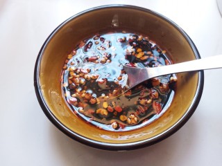 8、手撕鸡胸肉,再把刚才炸的花椒油倒入，搅拌均匀