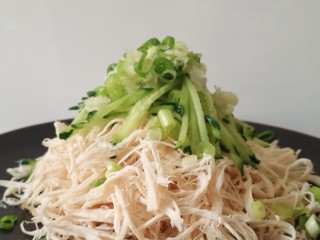 11、手撕鸡胸肉,再放上切好的葱花和蒜末