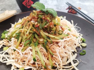 13、手撕鸡胸肉,吃的时候拌一下，拌匀即可食用